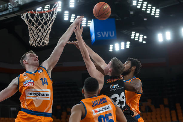 小组赛中走 小组赛中走