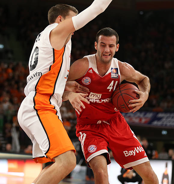 更是他长年 更是他长年